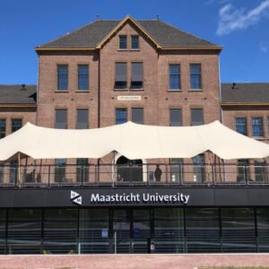 Stretchtent zand/beige met houten palen 10,5x20m
