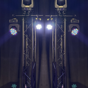 Lichtset 1 PRO (2x trusspaal zwart met trusslight 2x 7R Beam movinghead, 2x Expression movinghead, 2x Ledpar) Geleverd met 12 voorgeprogrammeerde programma's