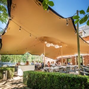 Stretchtent zand/beige met houten palen 8x6m