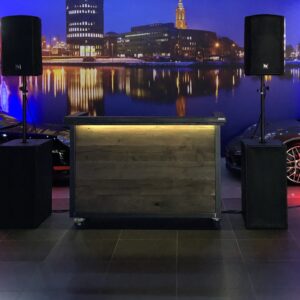 DJ set standaard (Dj meubel (robuust, steiger, wit, zwart naar keuze) , geluid, muziek pc, dr. loze microfoon, 4x kleurenspot)