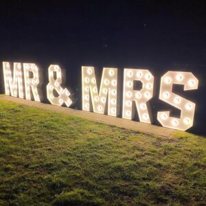 Mr & Mrs Letters met lampjes (warm wit) 1M